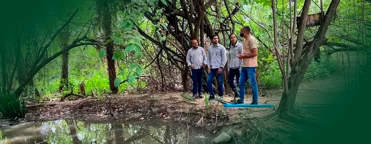 Equipe técnica da Spizaetus Ambiental em campo durante vistoria em área de mata ciliar